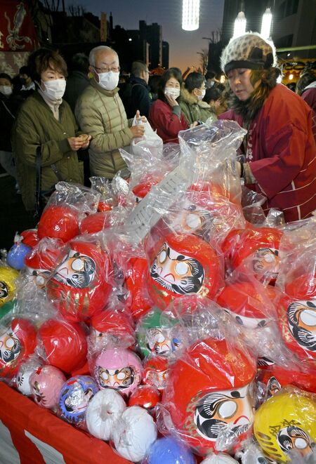 だるまを買い求める客でにぎわう露店＝11日午後５時５分、宇都宮市大通り５丁目