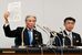 会見する福田知事（左）と森沢保健福祉部長＝22日午後10時５分、県