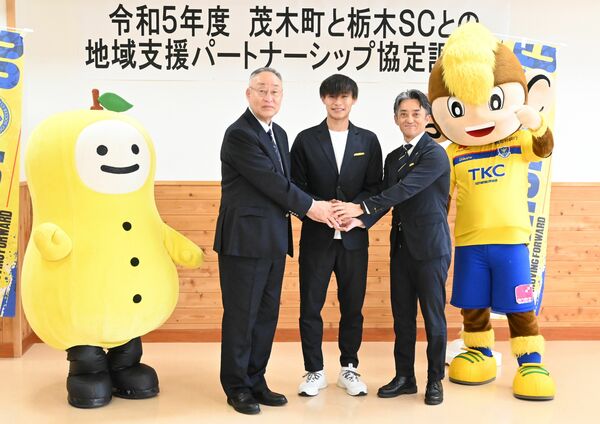 栃木ＳＣと茂木町との協定を締結して握手する（左から）古口町長、栃木ＳＣの森選手、橋本社長＝2024年４月20日