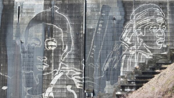 松田川ダムの堤体に描かれた巨大アート、ドローンから