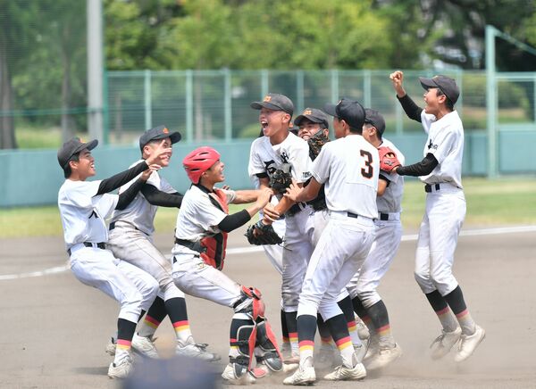 19年ぶりの優勝を果たし歓喜に沸く石橋ナイン=県営B球場、湯田大士撮影