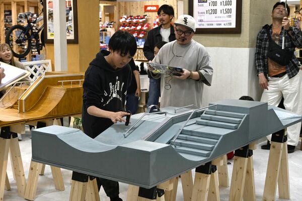指先を器用に使い技を繰り出す出場者＝20日午前、宇都宮市今泉町