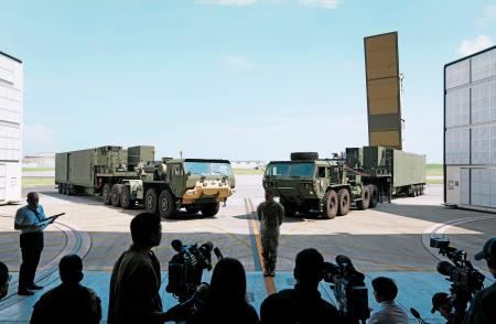 　米軍岩国基地に展開した中距離ミサイル発射装置「タイフォン」＝１５日、山口県岩国市