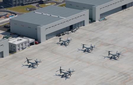 陸上自衛隊の佐賀駐屯地に並ぶ輸送機V22オスプレイ=7日午前、佐賀市(共同通信社ヘリから)