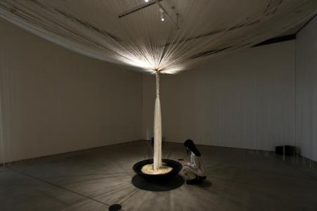 　会場風景（ギャラリー１）遠山夏未＋岡篤郎＋ＮＯＴＡ＆ｄｅｓｉｇｎ（加藤駿介、加藤佳世子）「はじまりのスープ」（撮影：木奥恵三）（提供写真）