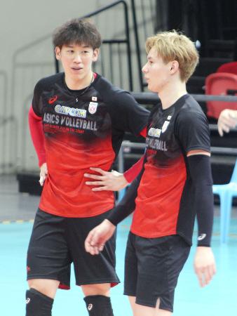 練習中に話す高橋藍(右)と石川=16日、マニラ
