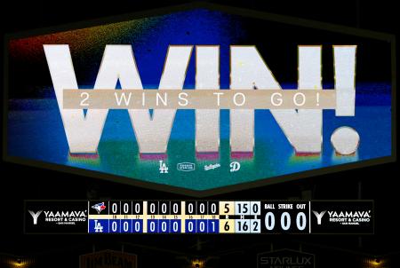 　延長１８回まで行われたドジャース―ブルージェイズ戦のスコアボード＝ロサンゼルス（共同）