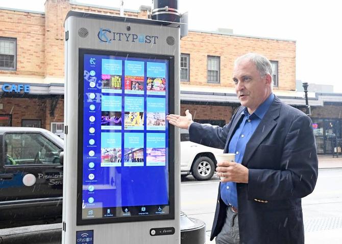 スマートシティーの象徴ともいえるキオスク端末。タッチパネルを操作すると周辺の飲食店や観光情報などにアクセスできる＝５月２１日、カンザスシティー