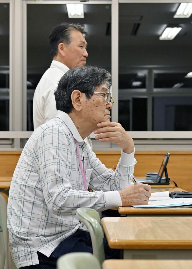 世代が違うクラスメートと学び、刺激を受ける＝５月21日午後７時30分、栃木市沼和田町、広瀬華撮影