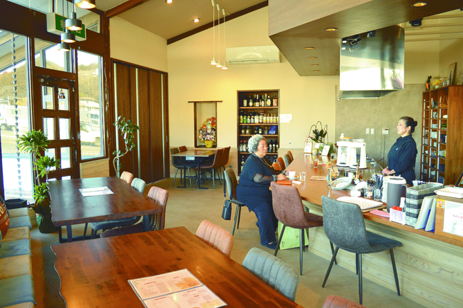 ゆったりくつろげる落ち着いた店内