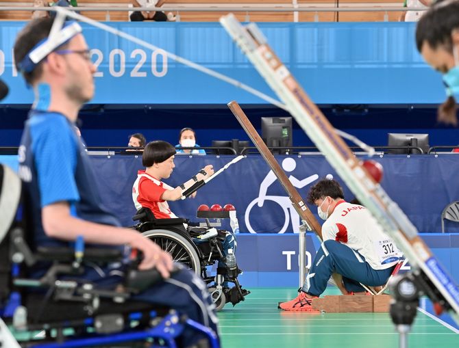 選手たちが多様な手法でプレーに挑むボッチャ。そばではアシスタントが支える＝８月29日午後７時、有明体操競技場