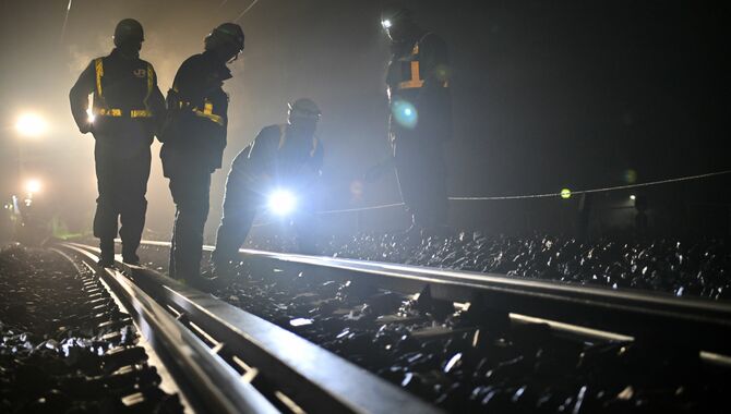 社会が寝静まった夜中の作業が交通インフラを支える＝2025年11月26日午前２時30分、水戸市、磯真奈美撮影