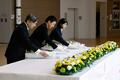 天皇ご一家、福島で供花