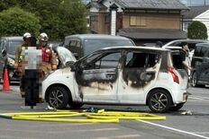 栃木市の商業施設駐車場で車両火災