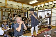 昔懐かしい「葉笛」で唱歌　矢板拠点のグループ、敬老会で披露