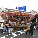 彫刻屋台など10台勢ぞろい　日光で恒例の「今市屋台まつり」　おはやしの…