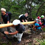 「わっしょい」と丸太担いで山頂へ　足利・石尊山で伝統の梵天祭り　五穀豊…