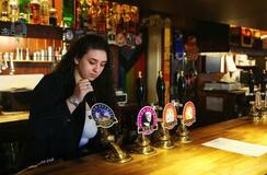 英政府、パブの負担軽減