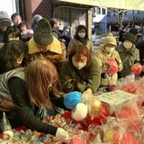 だるまなど求めにぎわい　小山で恒例の初市　餅の販売も