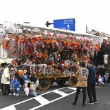 彫刻屋台など10台勢ぞろい　日光で恒例の「今市屋台まつり」　おはやしの響き、小雨に負けず