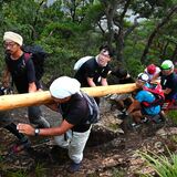 「わっしょい」と丸太担いで山頂へ　足利・石尊山で伝統の梵天祭り　五穀豊穣など祈願