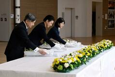 天皇ご一家、福島で供花