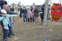 小山・白鳥八幡宮で鬼面に矢