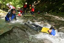 涼求めキャニオニングにぎわう