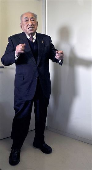 銃撃で犠牲になる兵士を目の当たりにした経験から「最期に言うのは大体『母ちゃん』だ」と話す船田章さん＝２月１０日、小山市松沼