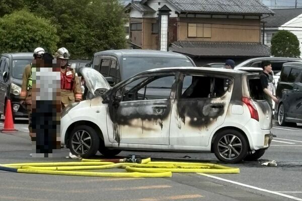 炎上した車両＝24日午後、栃木市大平町下皆川（画像は一部加工しています）