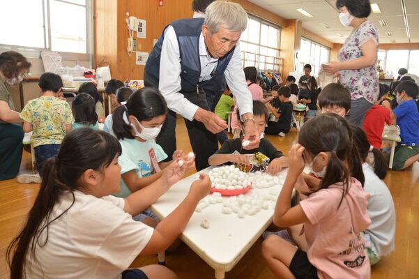 養蚕など地域の伝統文化を学ぶ授業が絹義務教育学校で行われている