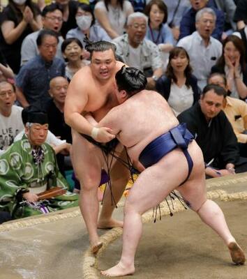　豪ノ山に押し出され敗れた霧島＝両国国技館