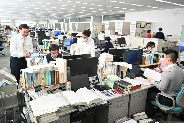 衆院選実施に向けた準備に追われる県選管の職員＝14日午後、県庁