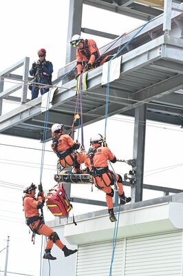 救助訓練実演に向けて訓練する市消防職員
