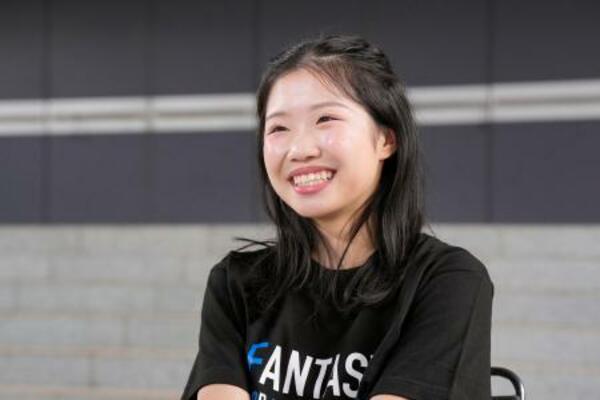 取材に応じるフィギュアスケート女子の中井亜美=28日、千葉市
