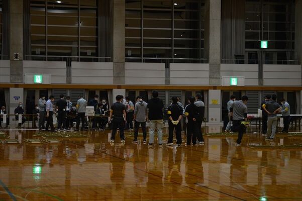 大激戦となった小山市議選の開票作業＝４月23日午後11時５分、小山市外城、県南体育館
