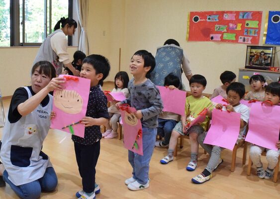リンツ市の園児に向けて母の日に贈る絵を見せる子どもたち