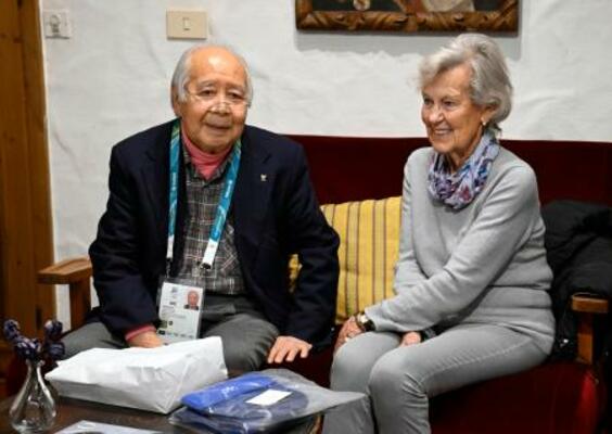 70年前の五輪で宿泊していたホテルを訪れ、再会したマヌエラ・アンジェリさん(右)と当時を懐かしむ猪谷千春さん=17日、コルティナダンペッツォ(共同)