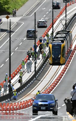 試運転するＬＲＴの車両＝27日午前、芳賀町