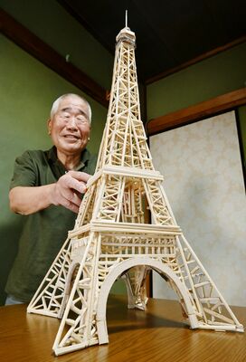 エッフェル塔の模型と館野さん