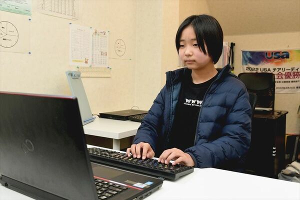タッチタイピングの練習に励む石山さん