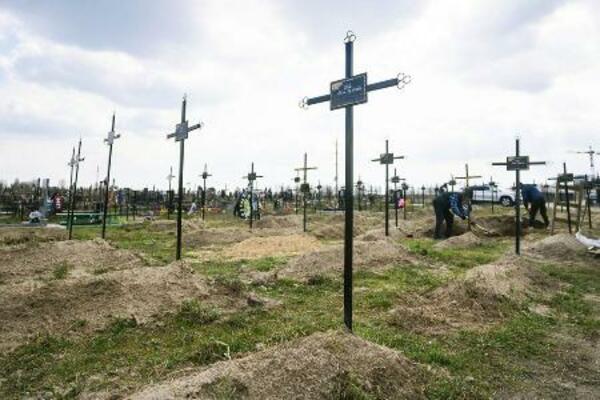 　身元不明の遺体が埋葬されているウクライナ・ブチャの墓地＝３月