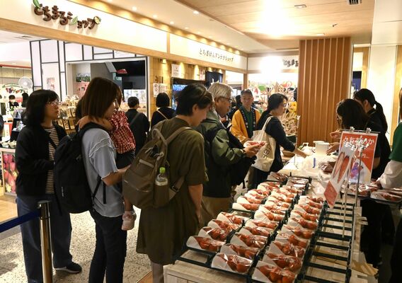 特別価格で販売されたイチゴを買い求める来店客ら＝17日午前、東京都墨田区