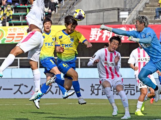 前半６分、栃木ＳＣのＭＦ吉野（左から３人目）が頭でゴールを狙う＝県グリーンスタジアム、河野光吉撮影
