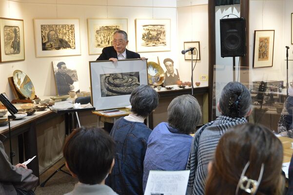 小口一郎の作品や田中正造の思想について解説する赤上さん