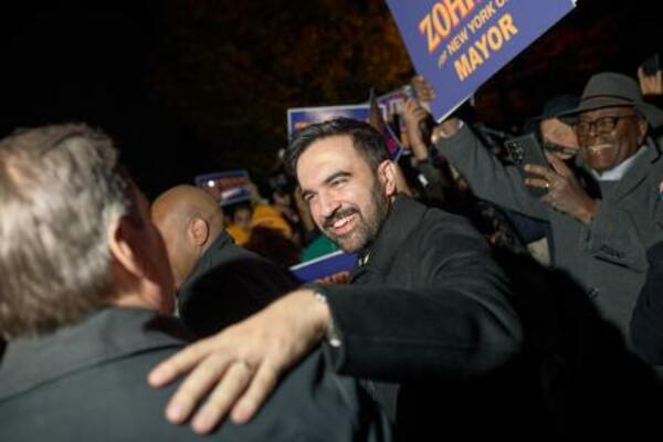 ニューヨーク市長選のマムダニ候補(中央)=3日、ニューヨーク(ゲッティ=共同)