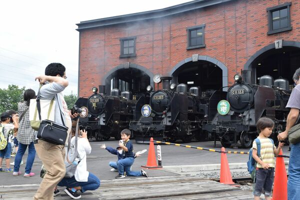 写真撮影を楽しむ参加者