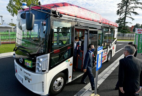 とちぎ国体開幕を前に実証実験が始まった自動運転バス＝29日午後３時30分、宇都宮市西川田４丁目