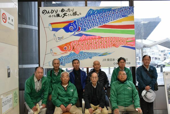 栃木駅に「五月の風」を展示した東日本鉄道ＯＢ会佐野支部会員