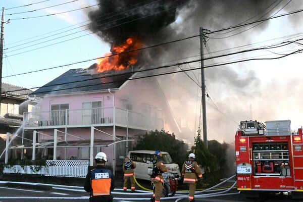 炎を上げて燃える住宅＝29日午前９時40分、那須塩原市緑２丁目